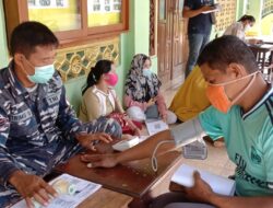 TNI AL Saumlaki Gelar Vaksinasi Massal di Masjid Baiturahman