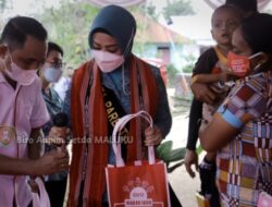 Widya MI Serakan Paket Bantuan Ke Posyandu Di Desa Wakarleli
