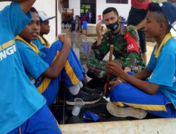 Babinsa Serwaru Gelar Komsos Bersama Murid SMP Nuwewang