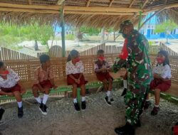Babinsa P. Masela Peduli Dunia Pendidikan Lakukan Pembagian Buku Dan Alat Tulis Kepada Siswa-Siswi SDN Nura