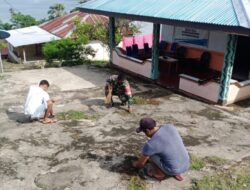 Babinsa Desa Hila Giat Karbak Bersama Staf Desa Hila