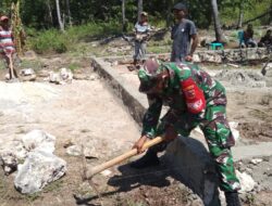 Babinsa Bantu Pembuatan Pondasi Rumah Warga Binaan
