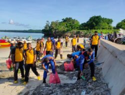 Jelang HUT ke-71 , Polairud Polres MBD Giat Bersih Pantai