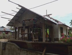 Babinsa Bantu Plester Tembok Dan Pergantian Atap Zeng Rumah Warga Binaan