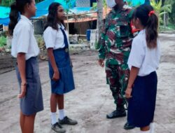 Babinsa Aktif Melakukan Penertiban Masker Bagi Siswa-siswi SMP Watuwei