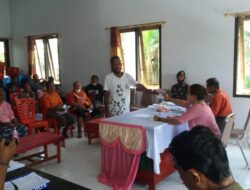 Babinsa Kawal Penyaluran BLT Bagi Masyarakat Desa Wonreli