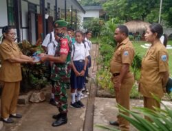 Dukung pendidikan Babinsa Bagikan Buku dan Alat Tulis kepada Siswa-Siswi SMP Negeri 1 P.P Terselatan