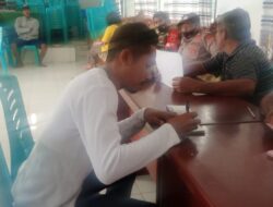 Babinsa Bersama Babinkamtibmas Hadiri Pembagia BLT Di Desa Tepa