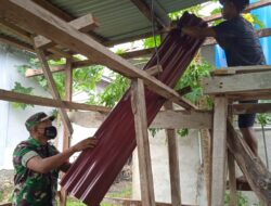 JALIN KEBERSAMAAN, BABINSA BANTU WARGA PASANG ATAP SENG RUMAH