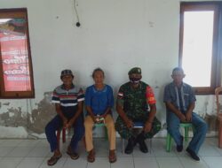 Babinsa 1511-04/Serwaru Giat Komsos Sarana Kebersamaan Dengan Warga Desa Batumiau