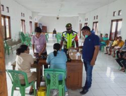 Babinsa Koramil 1511-04/Serwaru Lakukan Pengamanan Vaksinasi Covid-19