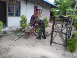 Giat Karya Bhakti Babinsa Lakukan Pemasangan Batako Di Rumah Warga Binaan