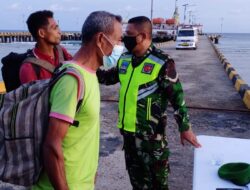 Babinsa Kaiwatu Lakukan Penertiban Dan pendataan Bagi Penumpang Di Pelabuhan Kaiwatu