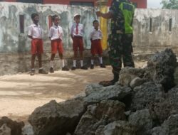 Babinsa Melaksanakan Komsos, Karbak Dan Wanwil Dengan Siswa SD Inpres Yamluly