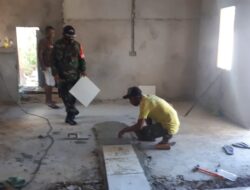 Giat Karbak Babinsa Bantu Pemasangan Tehel Lantai Rumah Pastori Gereja Babtis Desa Patti