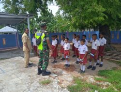 Babinsa Giat Wasbang Bersama Siswa-Siswi SD Lolotuara