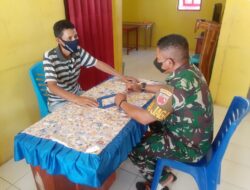Babinsa-05/Wonreli Lakukan Pembinaan Wilayah Dengan Komsos Bersama Warga