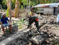 Babinsa Karbak Bersama Warga Melakukan Pembuatan Pondasi Rumah