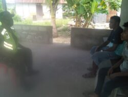Perkuat kemanungalan TNI Dan Rakyat, Babinsa Giat Komsos Dengan Pemuda Desa Wakarleli