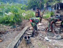 Bangun Keakraban, Babinsa Bantu Pembuatan Pondasi Rumah Milik Warga Binaan