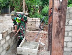 Jalin kekraban Babinsa Bantu Warga Pasang Batako