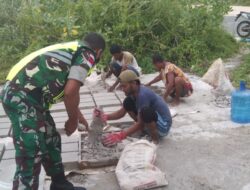 Giat Karbak Babinsa-02/P.Masela Bantu Warga Cetak Batako