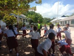 Kedekatan Babinsa Koramil 06/Wetar Dengan Anak-anak Sekolah Dasar Desa Ilwaki