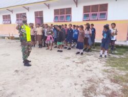 Babinsa Koramil-02/P. Masela Giat Latihan PBB Dengan Siswa SMP Wakmer