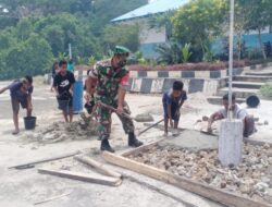 Babinsa Karbak pengecoran Lantai tiang Bendera Sekolah Bersama Murid SMP