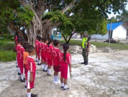 Babinsa Giat Pelatihan PBB Dengan Para Siswa-Siswi SD Kristen Desa Nura.