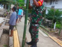 Ringankan Beban Warga, Babinsa Bantu Warga Memasang Tenda