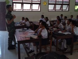 Babinsa Berikan Wasbang Kepada Siswa-Siswi SMP 1 Nuwewang
