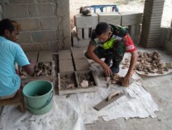Babinsa Bantu Cetak Batako Untuk Pembangunan Rumah Warga