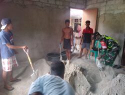 Giat Karbak Babinsa, Bantu Warga Plester Tembok Rumah
