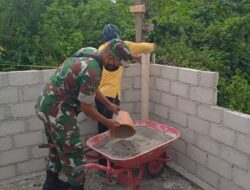 Giat Karbak Babinsa Bantu Warga Pemasangan Batako rumah