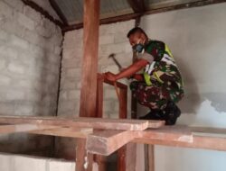 Karya Bakti, Babinsa Bantu Warga Binaan Memasang Kusen Pintu Kamar Mandi 