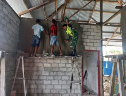 Giat Karbak, Babinsa Bantu Plester Diding Rumah Warga