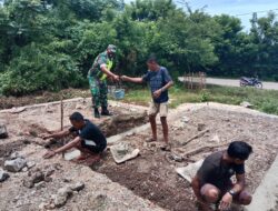 Giat Kerya Bakti, Babinsa Bantu Pembuatan Pondasi Rumah Warga