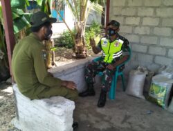 Giat Komsos Babinsa Ajak Anggota Linmas jaga Keamanan Di Wilaya Binaan