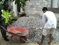 Wujut Kekompakan, Babinsa Bantu Warga Menggakat Batu Krikil 