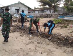 Giat Karbak Babinsa Peduli Kebersihan Ajak Murid SMAN 12 Bersih Pingiran Pantai