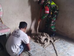 Giat Karbak Babinsa, Bantu Warga Pasang Tehel
