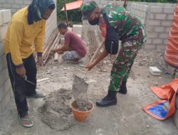 Jalin Keakraban, Babinsa Bantu Warga Pasang Batako