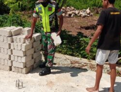 Babinsa Koramil 1511-01/Tiakur, Bantu Angkat Batako Untuk Bangun Rumah Warga