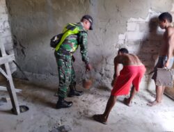 Peduli Sesama Babinsa Bantu Warga Binaan Plester Dinding Rumah