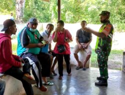 Babinsa Komsos Bersama Pegawai Kesehatan Puskesmas Wonreli