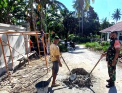 Karya bakti, Babinsa Bantu Warga Plester Diding Pagar