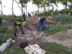 Karya Bakti Babinsa-06/Wetar, Bantu Warga Pembuatan Pondasi Rumah