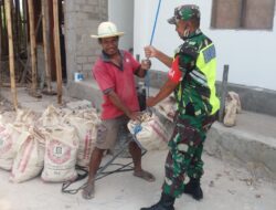 Babinsa Giat Karbak, Bantu Warga Angkat Matrial Batu Untuk Membangun Rumah
