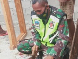 Karya Bakti Babinsa, Bantu Warga Pasang Kosen Jendela Rumah
